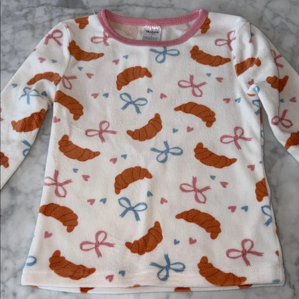 Charming Kids Pajama Set with Croissant and Bow Design 4Y